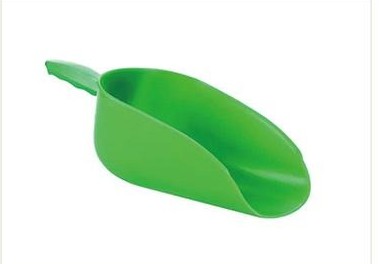 Plastic feed scoop